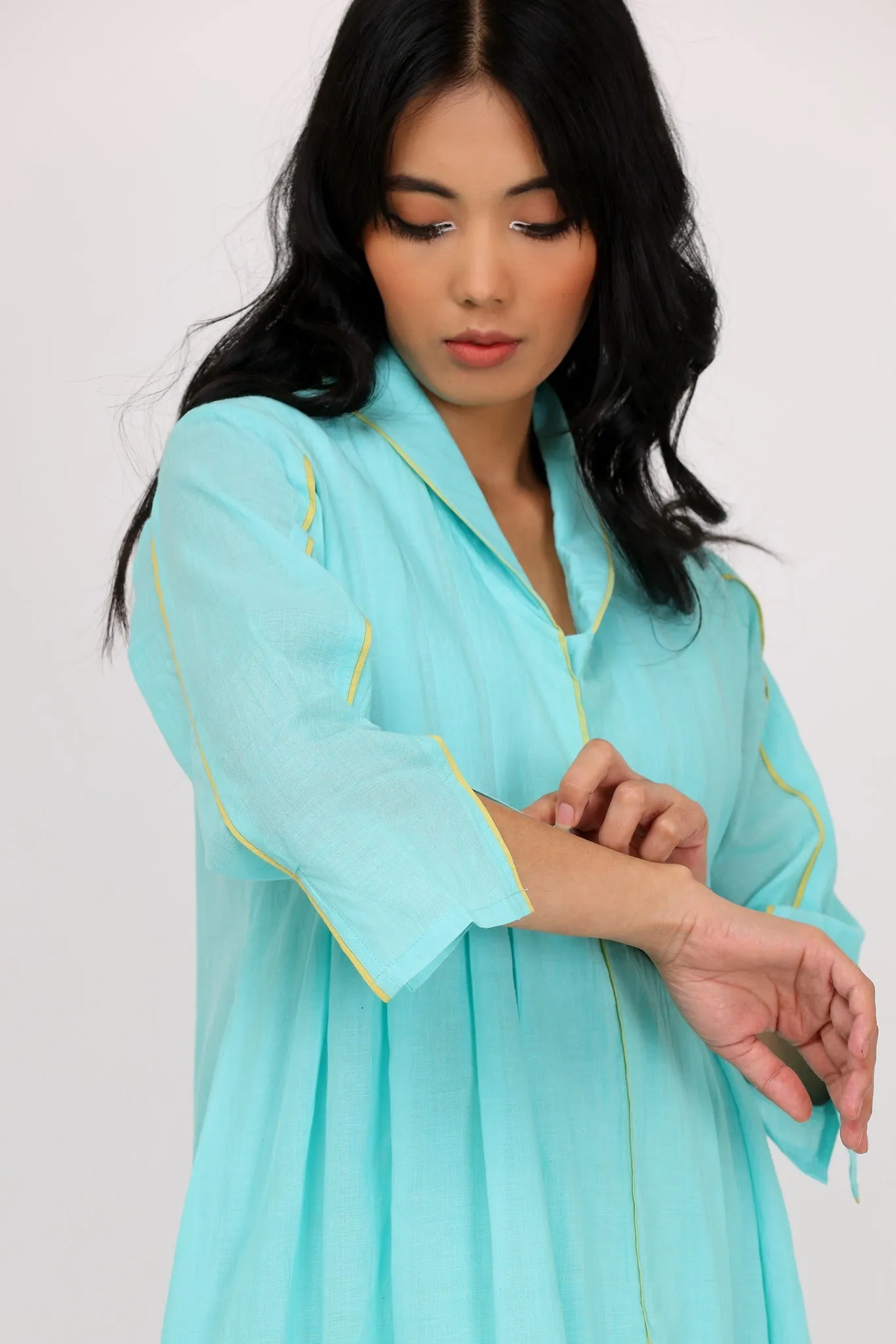 BOX SPLIT COLLAR DRESS